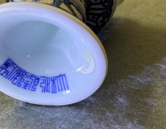 Een Chinese blauw-witte stem cup met Lan&ccedil;a inscripties, Qianlong merk en periode